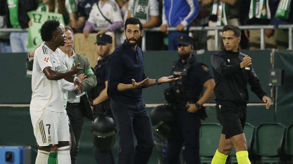 Vinicius y Arbeloa protestan al cuarto árbitro en La Cartuja