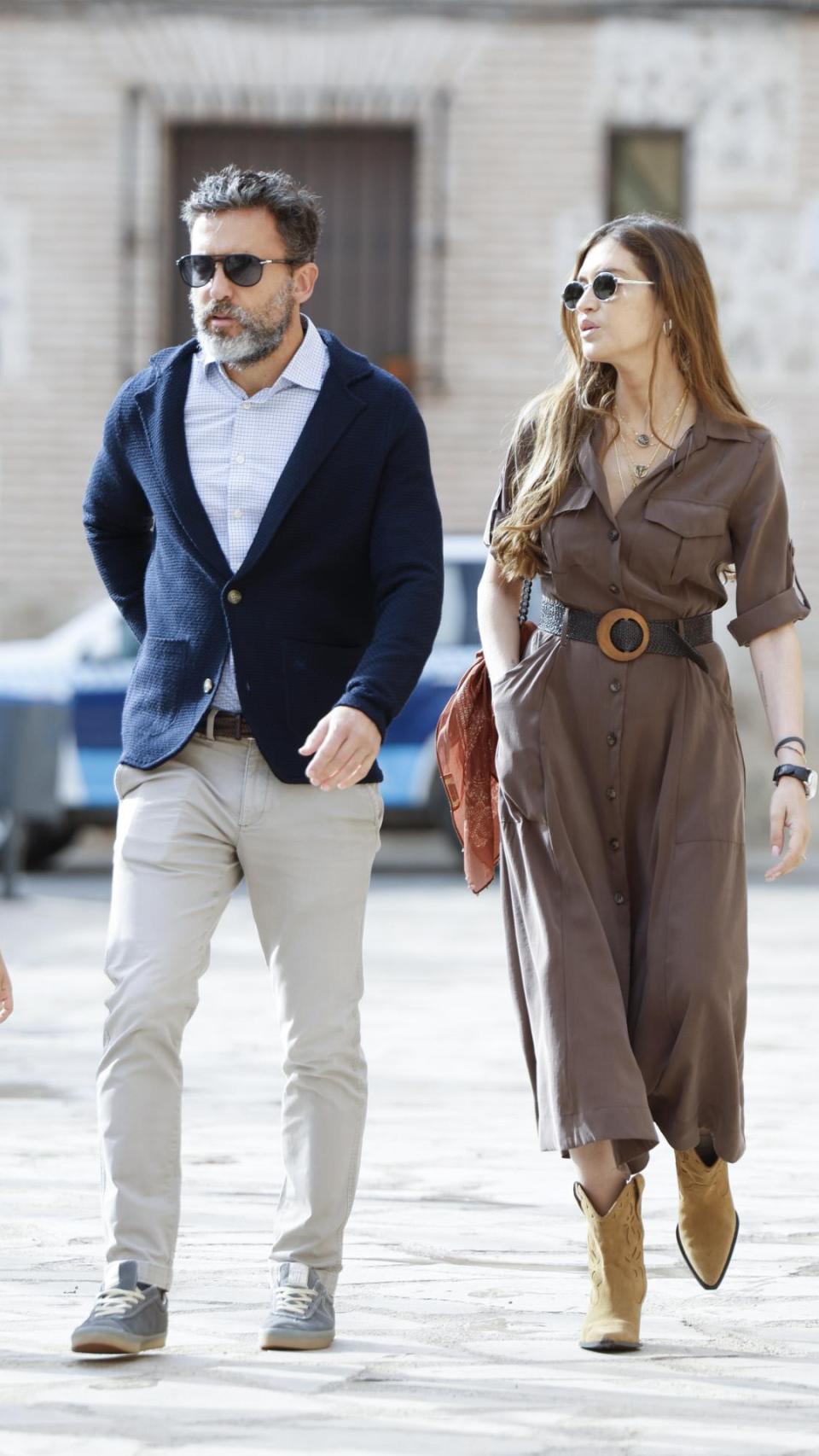 Sara Carbonero y su pareja, Jota Cabrera, en la misa celebrada en Corral de Almaguer en memoria de su madre.