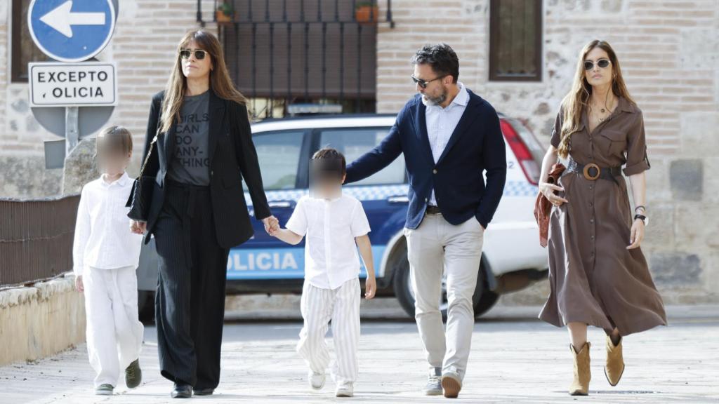 Isabel Jiménez, con sus hijos, acompaña a Sara Carbonero (junto a su pareja, Jota Cabrera), a la misa en memoria de su madre, en Corral de Almaguer.