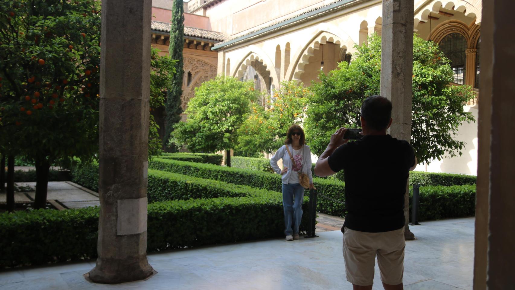 Visitantes en la jornada de puertas abiertas de La Aljafería