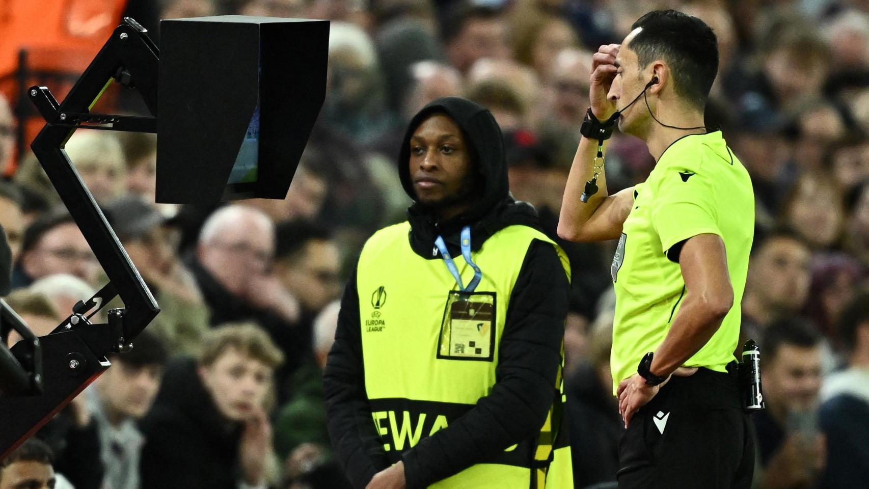 El árbitro José María Sánchez Martínez consultando el VAR en un partido de Europa League