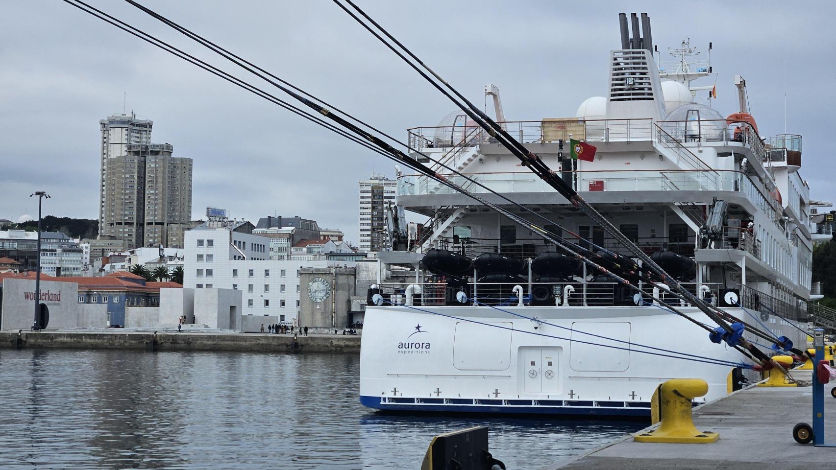 El buque Greg Mortimer en A Coruña.