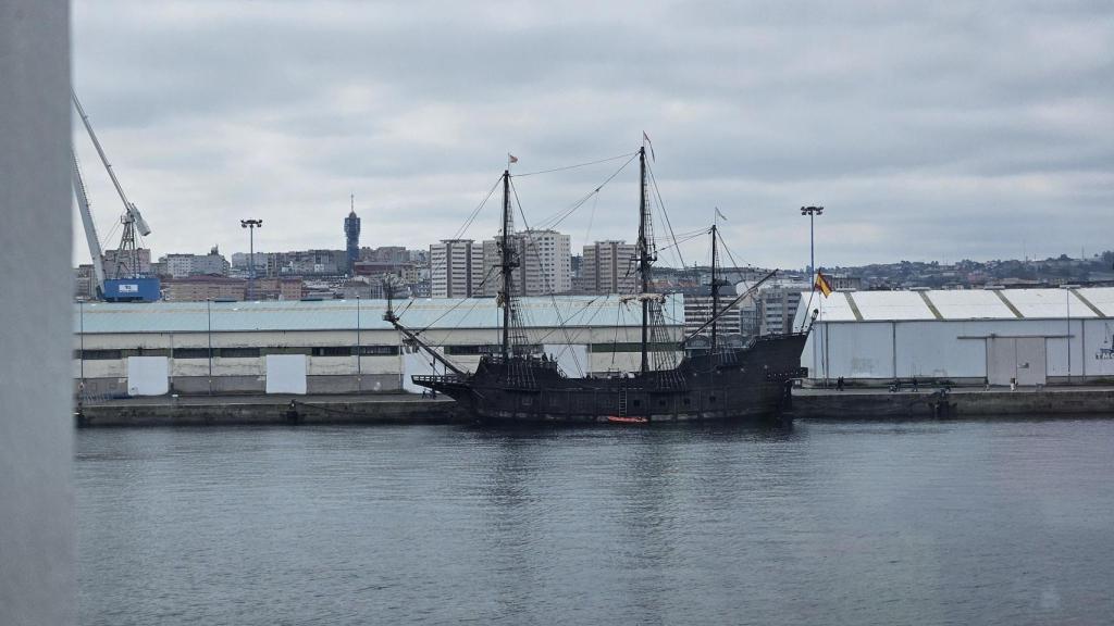 El galeón Andalucía visto desde el buque Greg Mortimer en A Coruña.