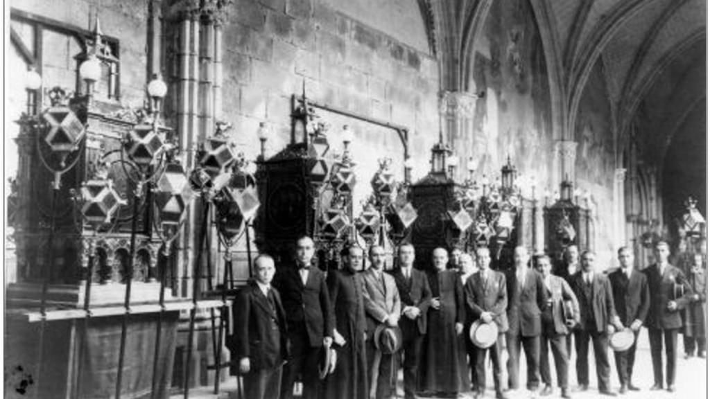 Imagen histórica de los cinco grandes faroles en la Catedral.