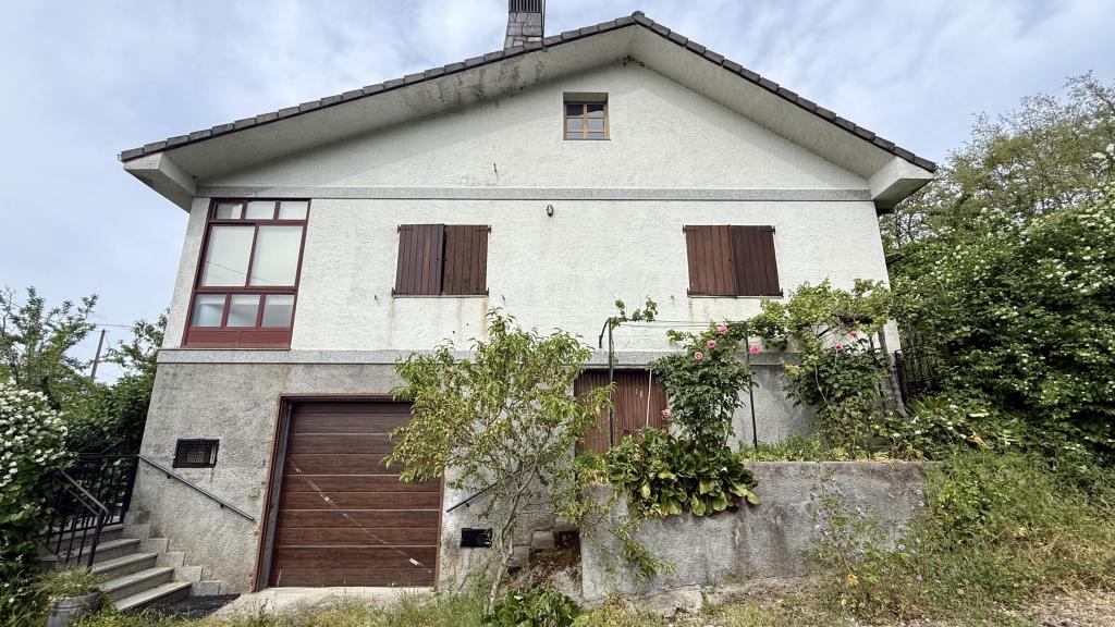 La vivienda, con signos todavía de esa noche —como la cinta de la Guardia Civil en el garaje— permanece intacta en Taboadela, una población de 1.500 habitantes en Orense.