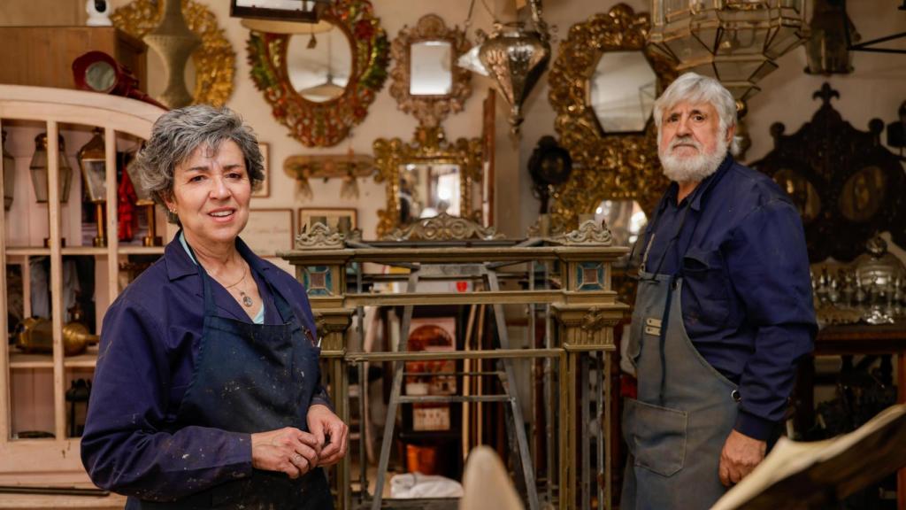 Concepción Potenciano y José Antonio, en su taller de la calle del Ángel, donde ultiman la restauración de los faroles centenarios.
