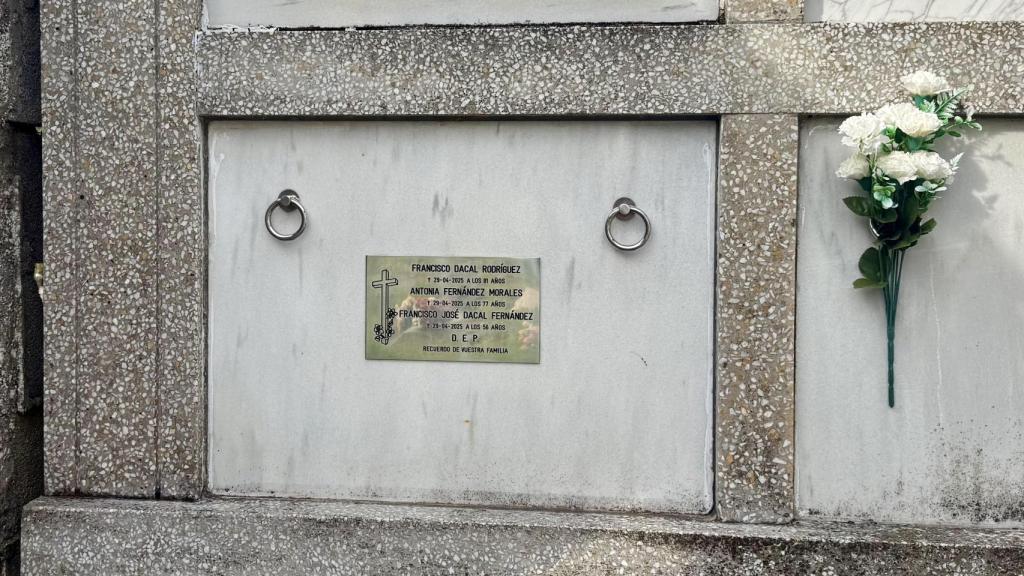 Placa en el cementerio parroquial de Vilar de Santos (Orense), donde EL ESPAÑOL localizó las cenizas de Francisco Dacal, Antonia Fernández y su hijo Francisco José, fallecidos la noche del apagón.