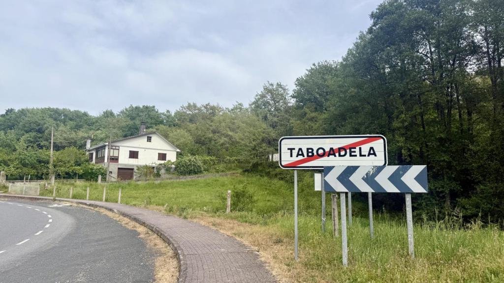 Cartel que marca el final de Taboadela, con la vivienda de los Dacal Fernández intacta en el fondo, este viernes 24 de abril.