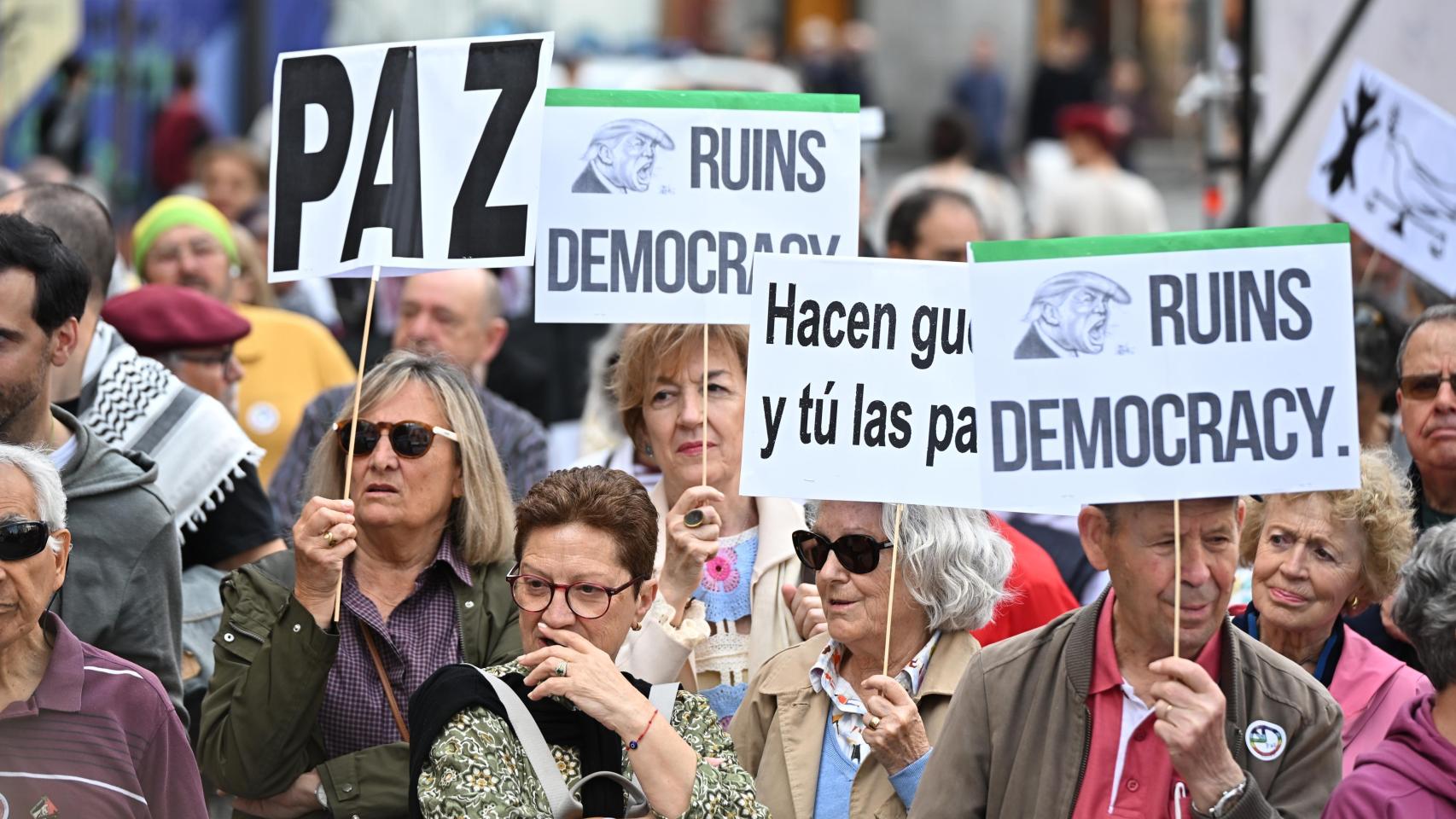 Manifestantes en Madrid para exigir el fin de la guerra en Oriente Medio.