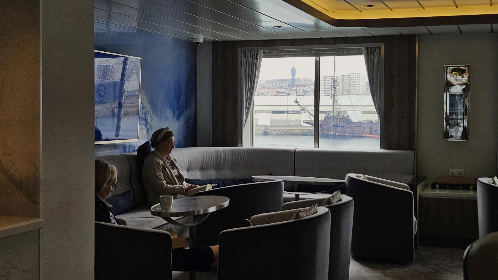 El buque Greg Mortimer y sus vistas en su escala en A Coruña.