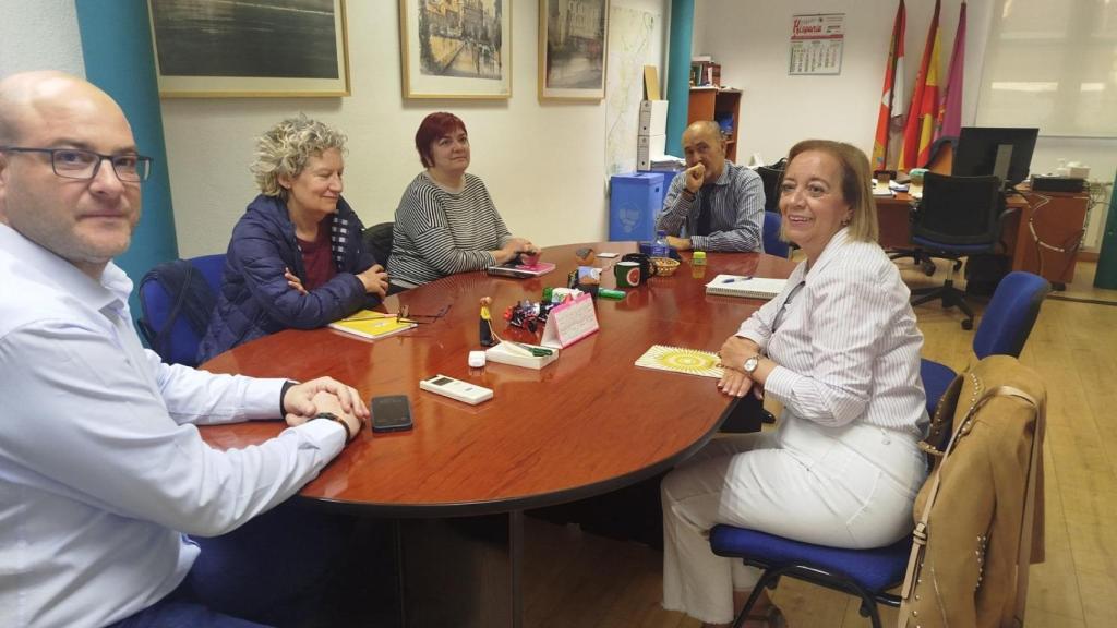 Ayuntamiento y asociaciones de vecinos de Valladolid colaboran en una campaña para concienciar a la ciudadanía sobre la limpieza viaria