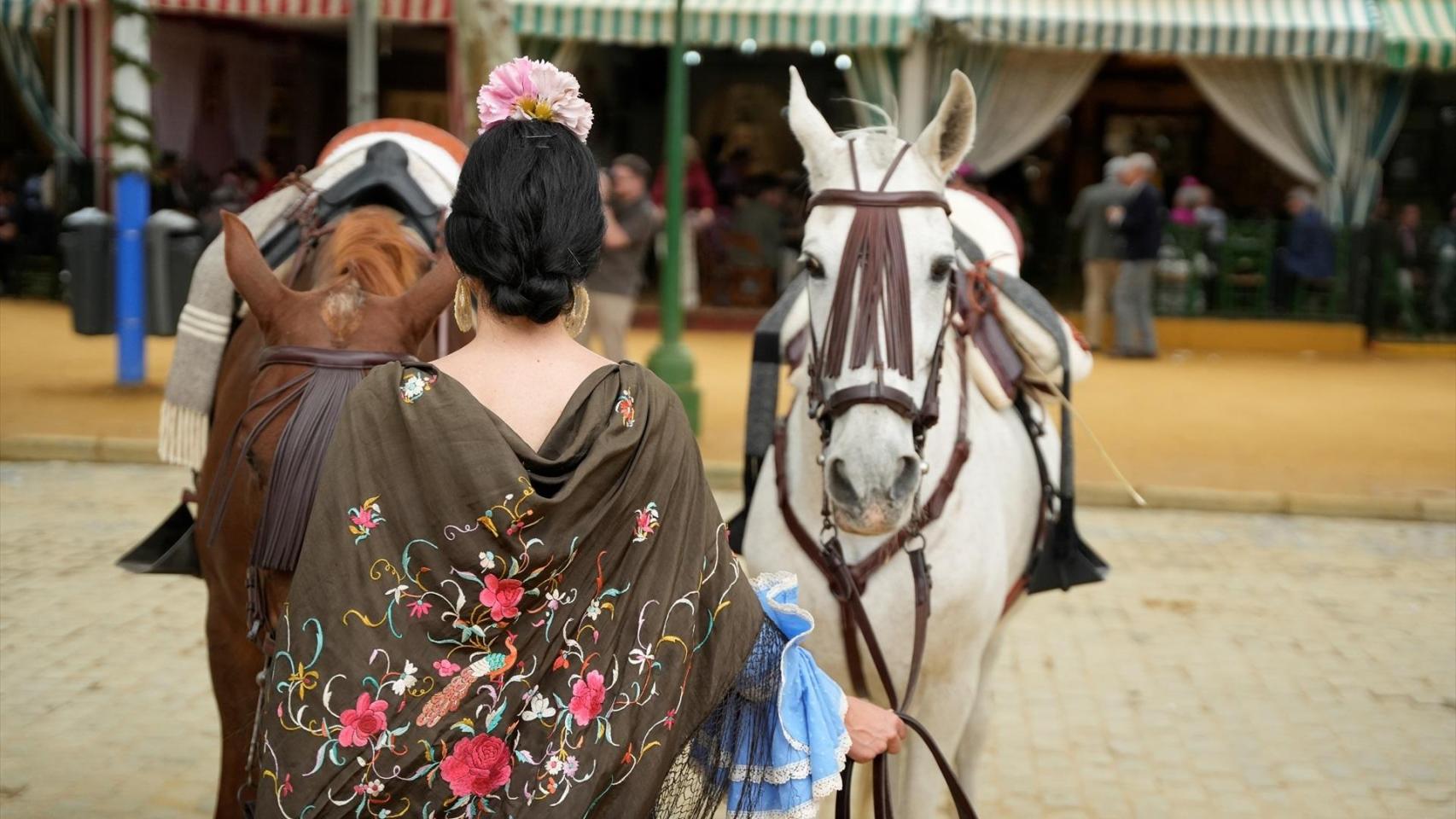 Una joven en la Feria de Sevilla.