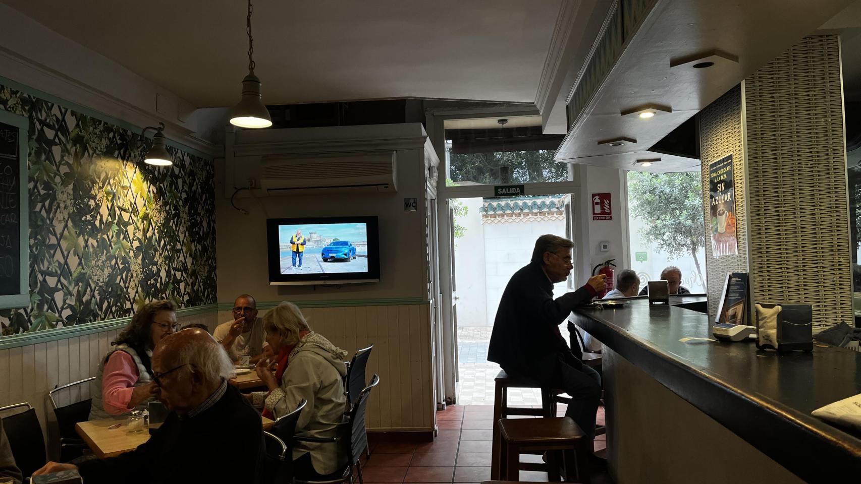 Clientes en el interior de esta cafetería en Málaga.