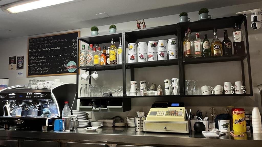 Interior de la cafetería.