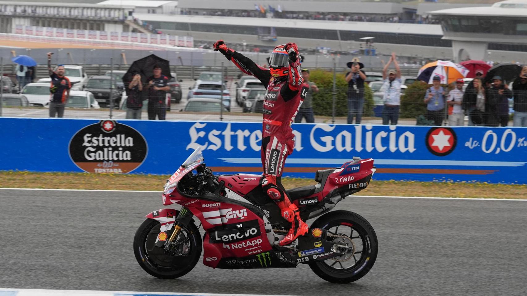 Marc Márquez celebra su victoria en la carrera al sprint de MotoGP, en el circuito de Jerez.