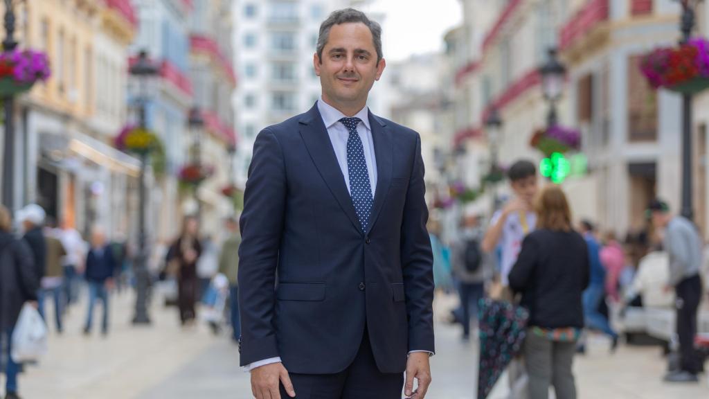 Ángel González posa en la calle Larios, donde Abante tiene su sede en Málaga.