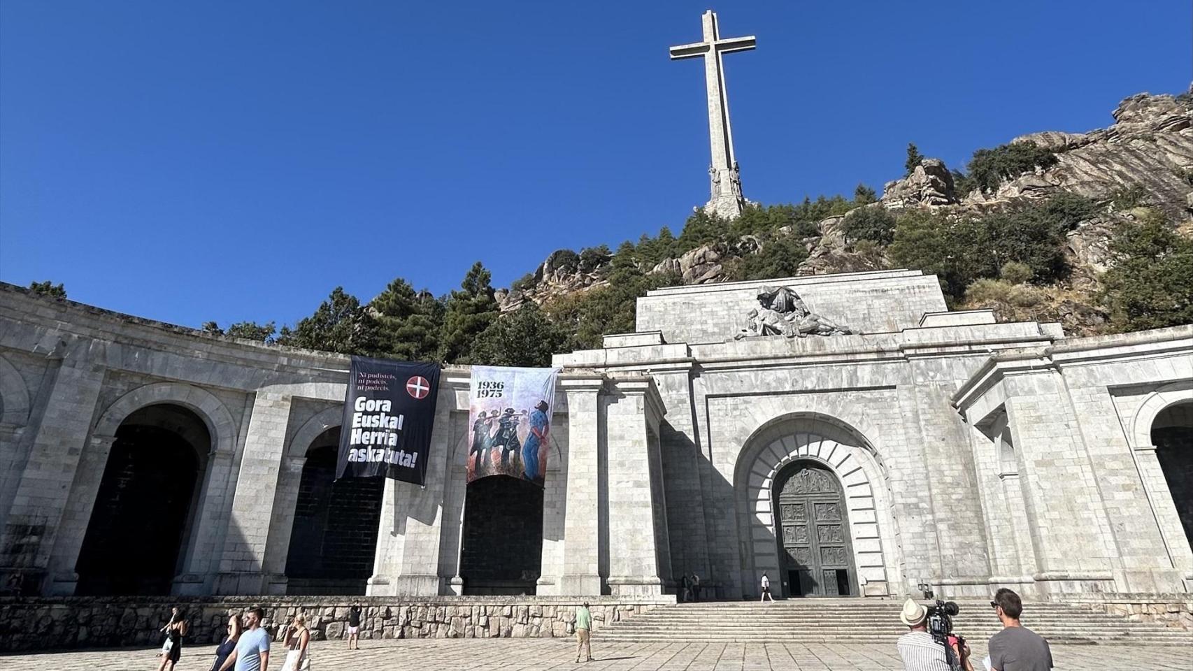 Pancarta de Gora Euskadi colocada por Sortu el pasado mes de septiembre en el Valle de los Caídos.