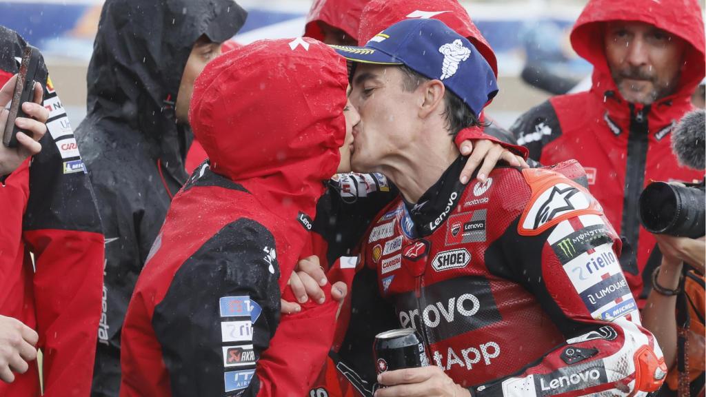 Marc Márquez besa a su novia Gemma Pinto, tras su victoria en la carrera al sprint del Gran Premio de España.