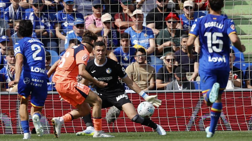 Fermín López bate a David Soria.