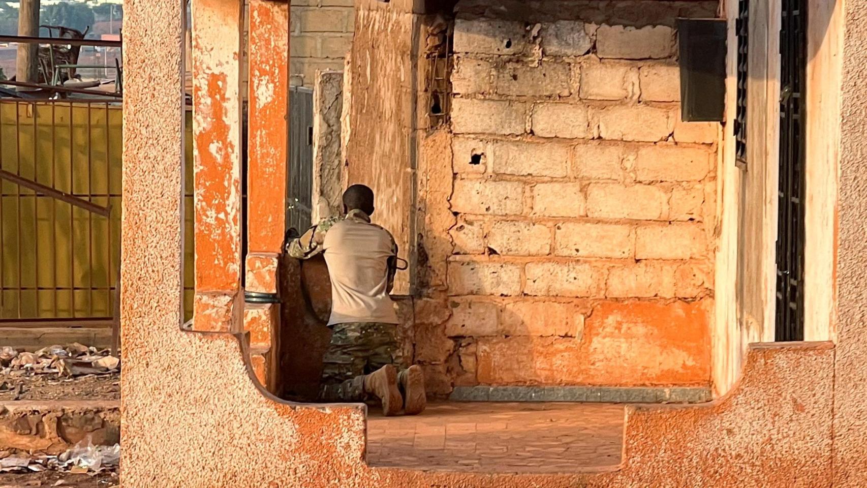 Un soldado maliense defiende su posición en las afueras de Bamako,