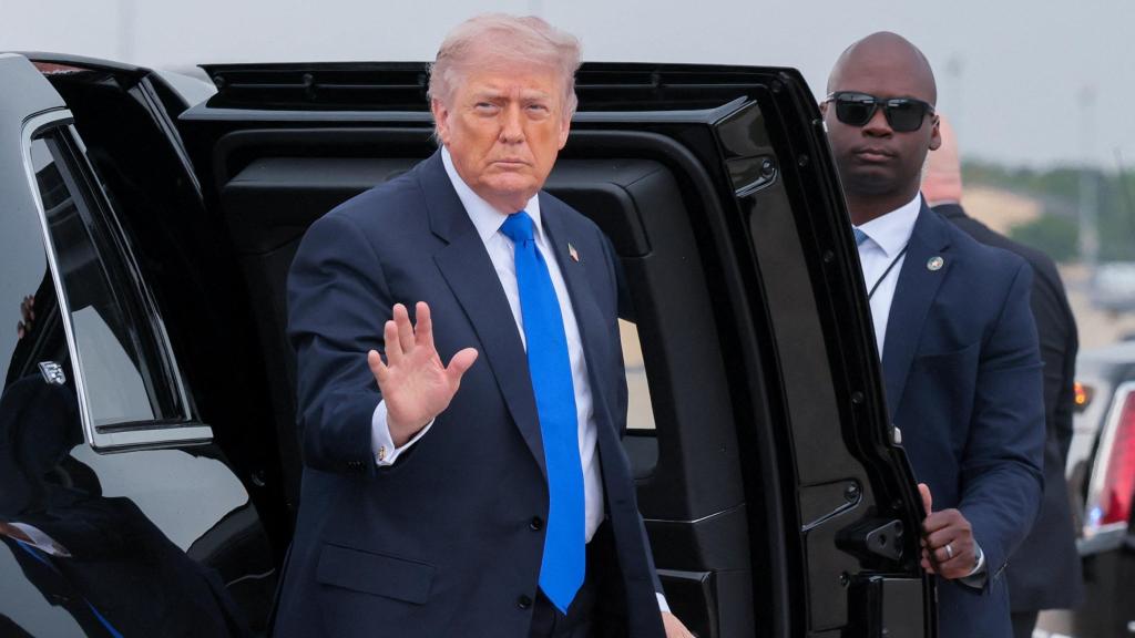 El presidente de EEUU, Donald Trump, de camino al Air Force One este viernes.