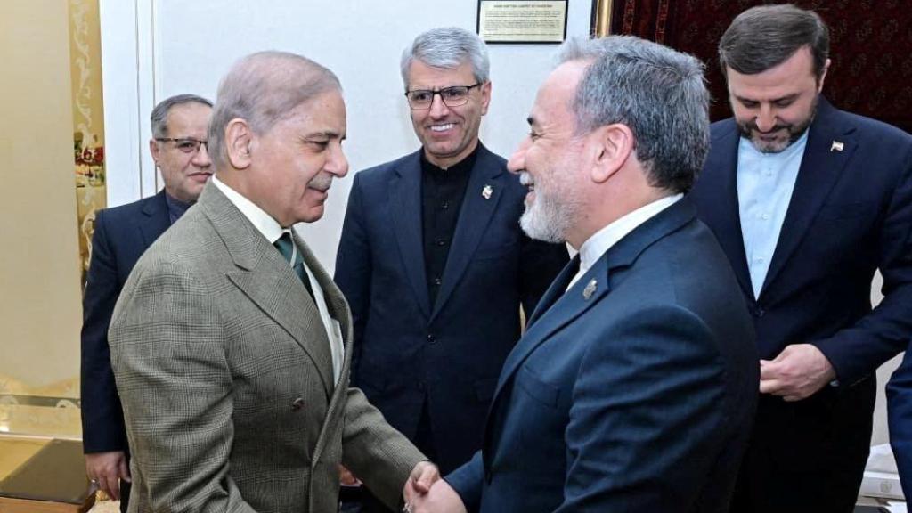El primer ministro de Pakistán, Shehbaz Sharif, durante la reunión con el ministro de Asuntos Exteriores iraní, Abbas Araqhchi, en Islamabad este sábado.