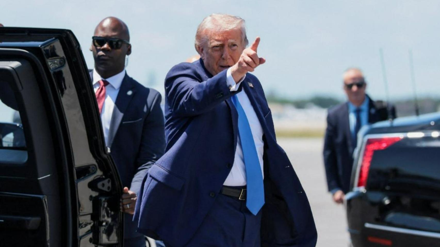 El presidente de EEUU, Donald Trump, de camino al Air Force One este viernes.
