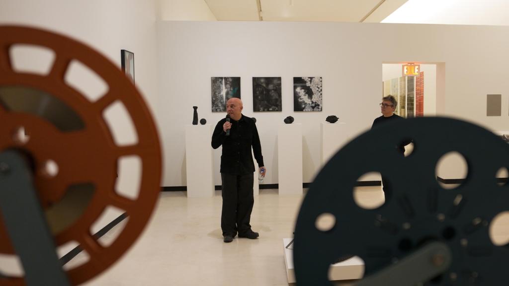 El artista Txupo Poyo durante la presentación de la exposición en Azkuna Zentroa. Foto: Azkuna Zentroa