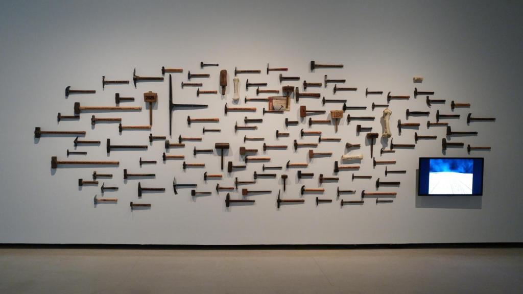 Txuspo Poyo: 'Ambientes hostiles / Clavos  y martillos', 2004-2025. Foto: Azkuna Zentroa