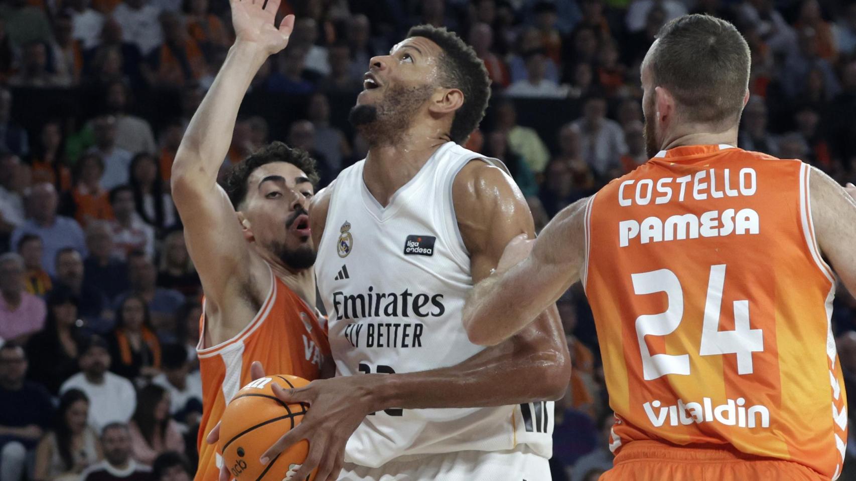 Tavares entra a canasta ante Josep Puerto.