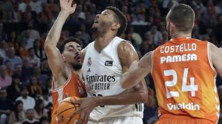 Tavares entra a canasta ante Josep Puerto.
