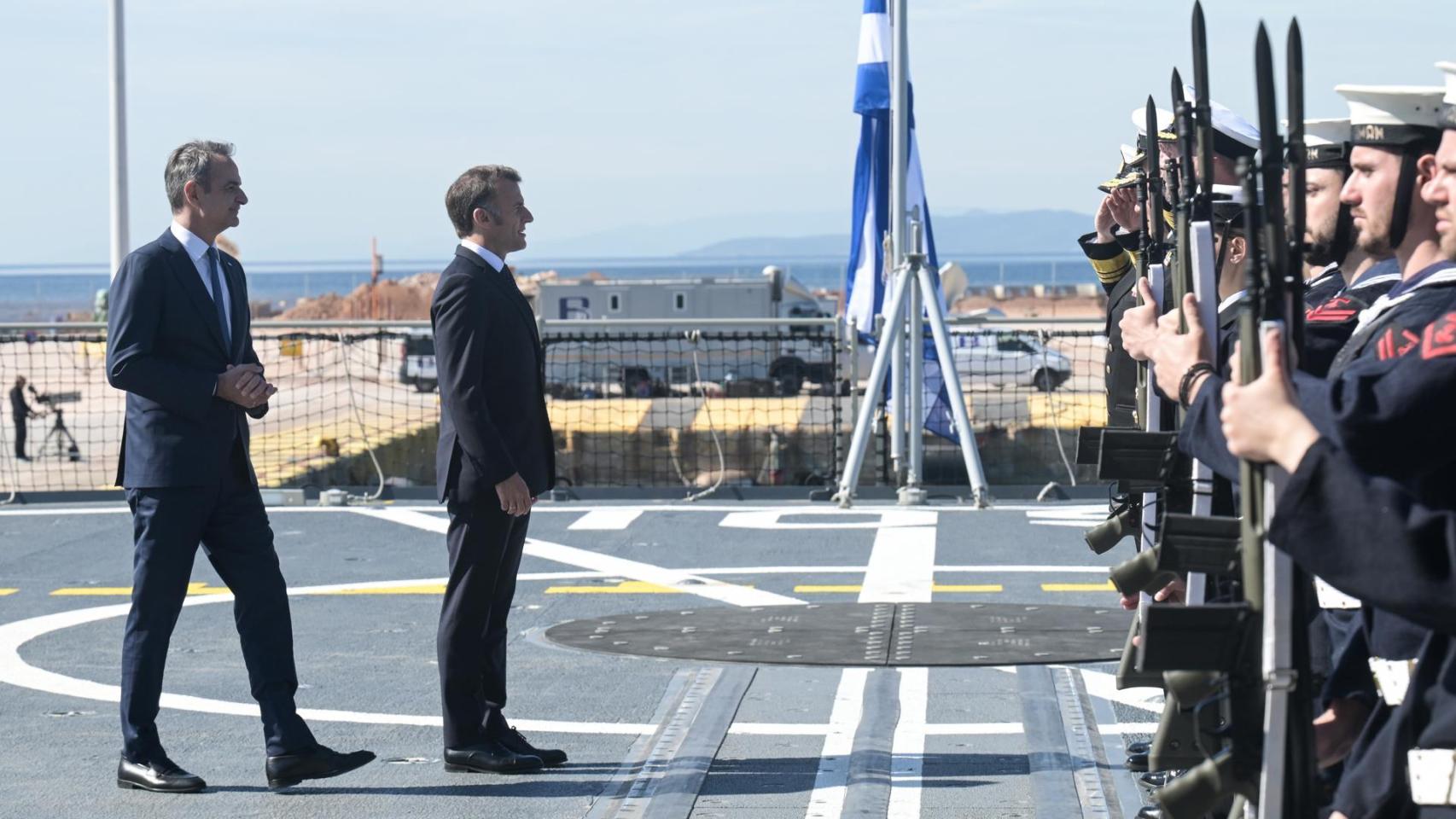 El presidente francés, Emmanuel Macron, y el primer ministro griego, Kyriakos Mitsotakis, en Atenas.