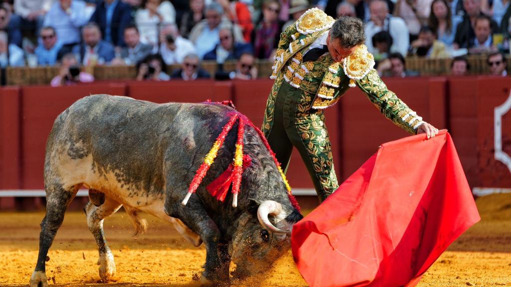 Manuel Jesús 'El Cid' torea al natural en Sevilla.