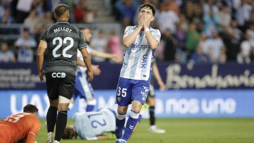 Aarón Ochoa se lamenta durante el Málaga CF vs. Castellón de Segunda División.