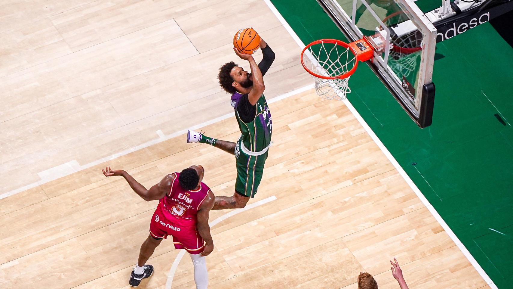 James Webb III entra a canasta en el Unicaja vs. Hiopos Lleida de la Liga Endesa.