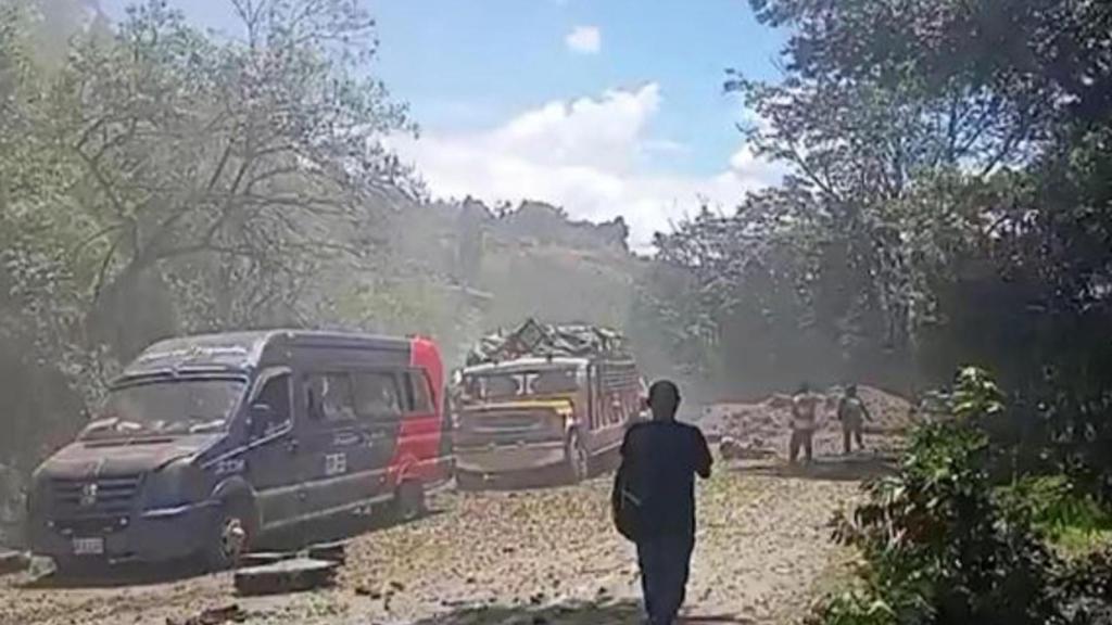 Dos de los vehículos impactado por el explosivo.