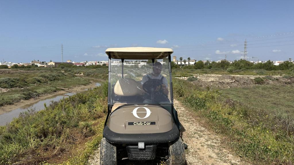 Ángel León en uno de sus buggies recorriendo las marismas del Parque Natural de la Bahía de Cádiz.
