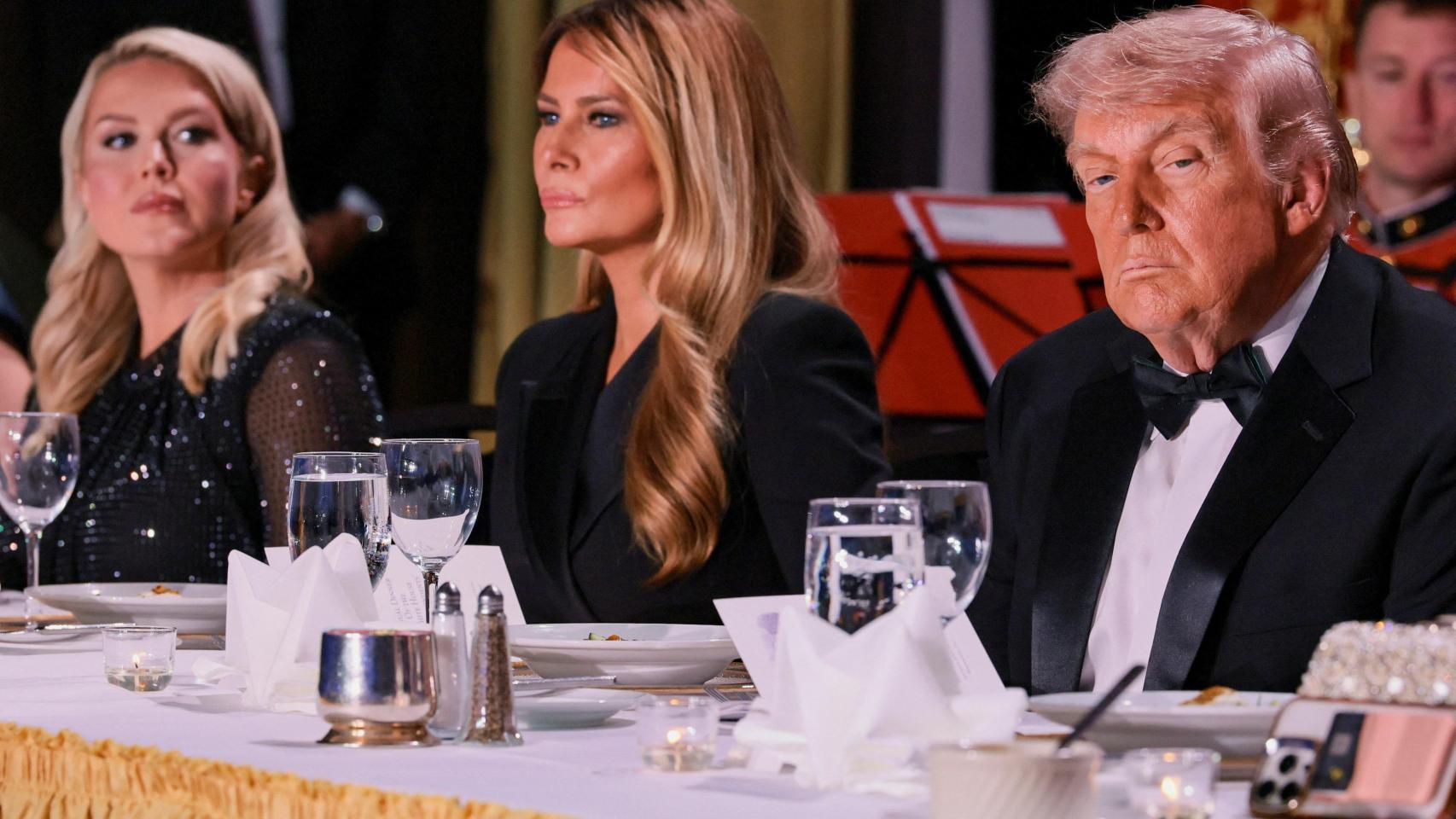 El presidente de Estados Unidos, Donald Trump , y la primera dama, Melania Trump , junto a la secretaria de prensa de la Casa Blanca, Karoline Leavitt, en la cena anual de la Asociación de Corresponsales de la Casa Blanca en Washington.