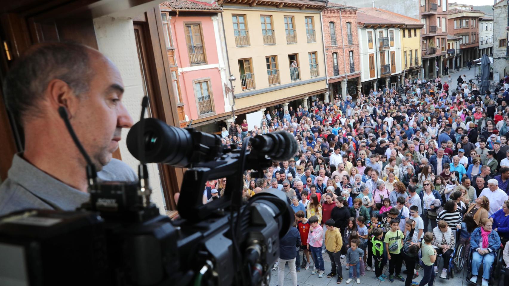Cervera de Pisuerga (Palencia) rinde homenaje a Piedad Isla con una recreación fotográfica histórica