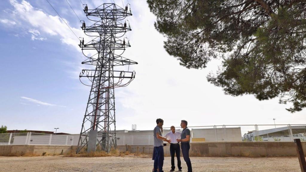 Torre de alta tensión junto al CEIP María Zambrano y el parque del Barranco