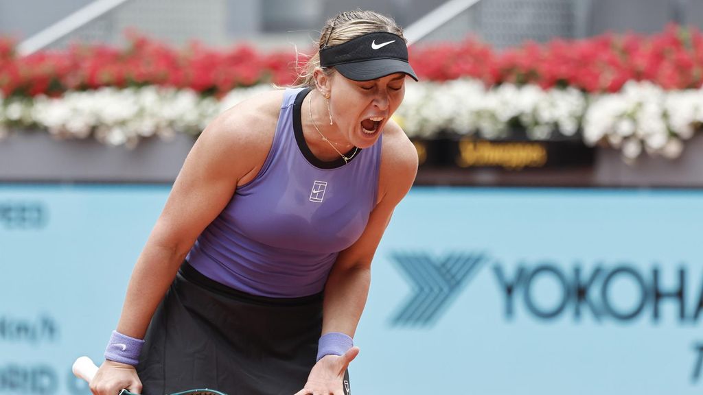 Paula Badosa, frustrada durante un partido del Mutua Madrid Open.