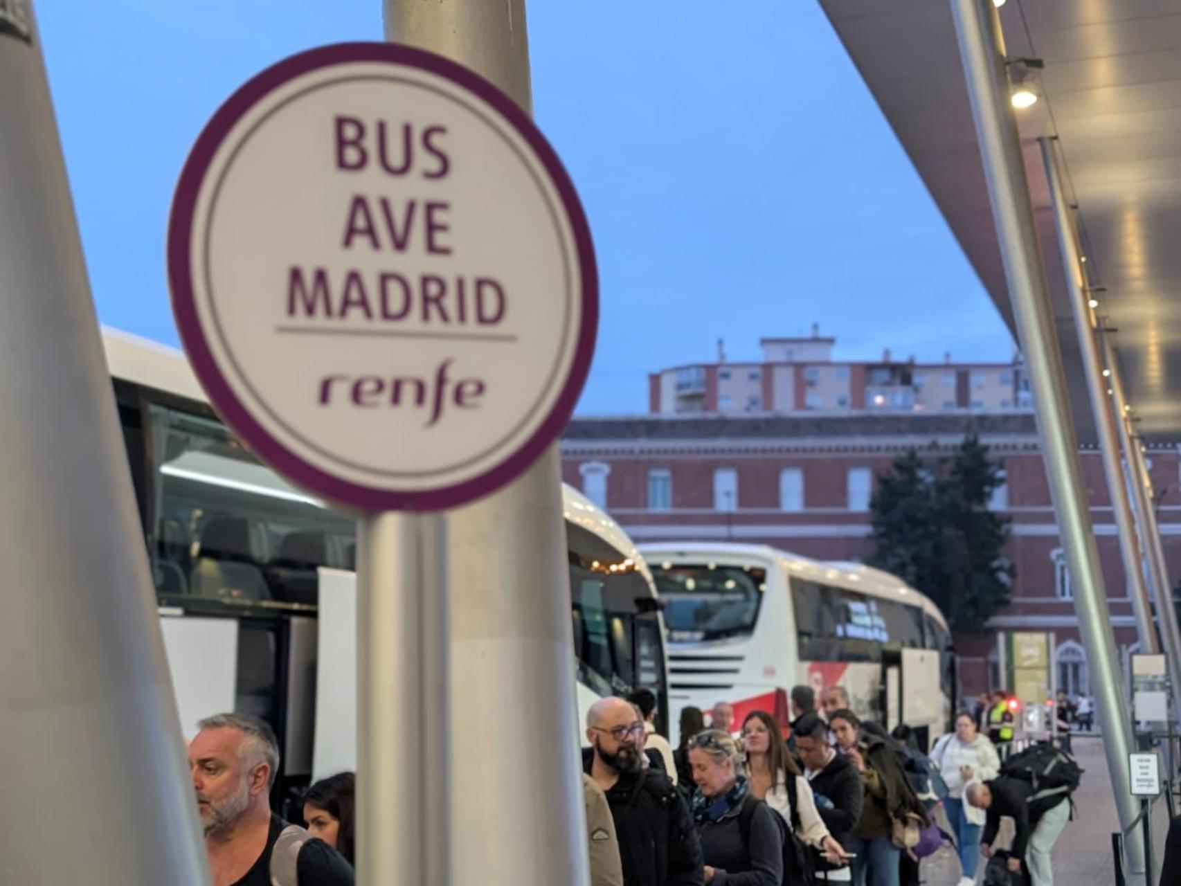 Una imagen de la cola de uno de los autobuses.