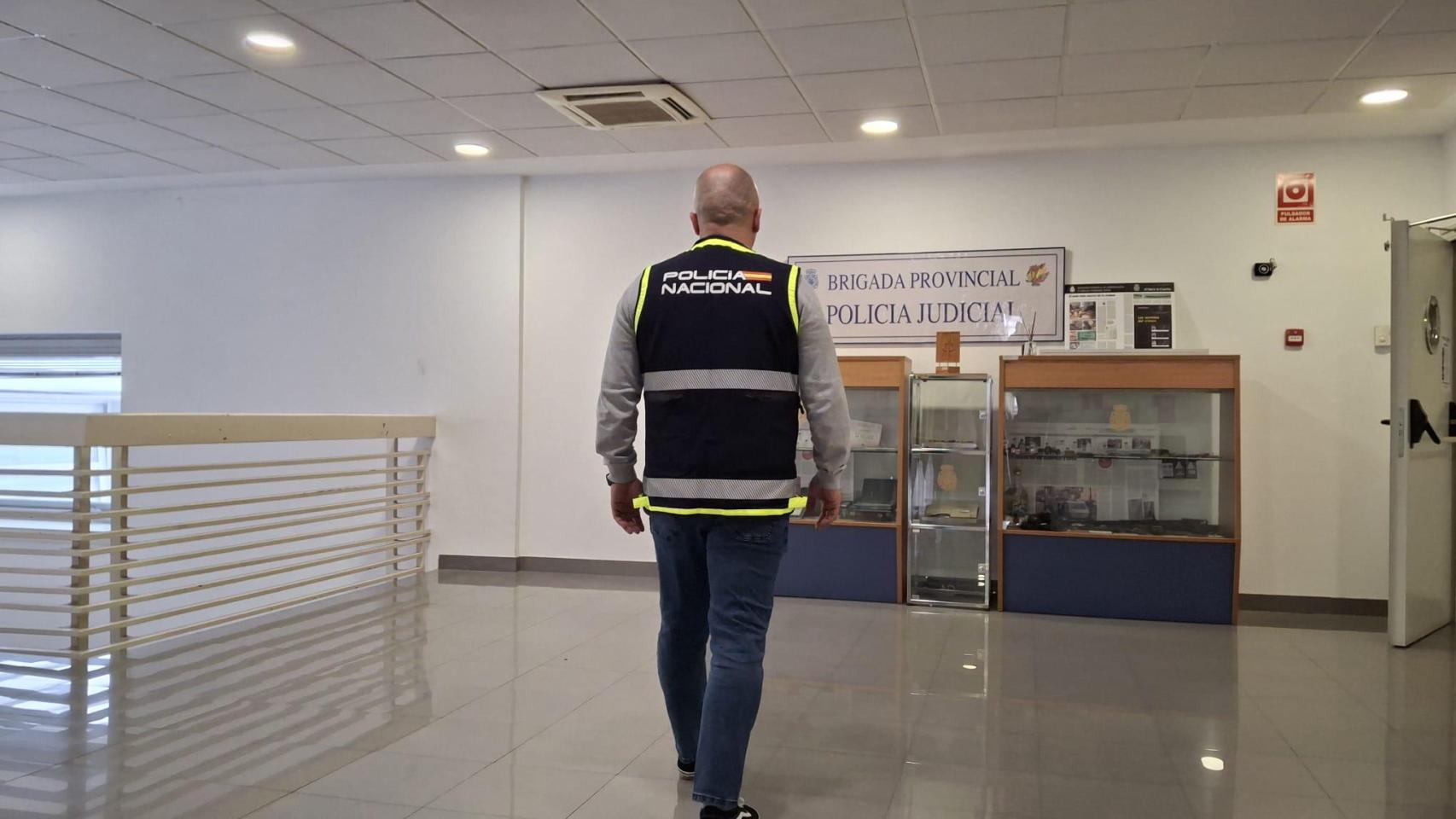 La Policía Nacional detiene a un varón por presunta usurpación de funciones públicas