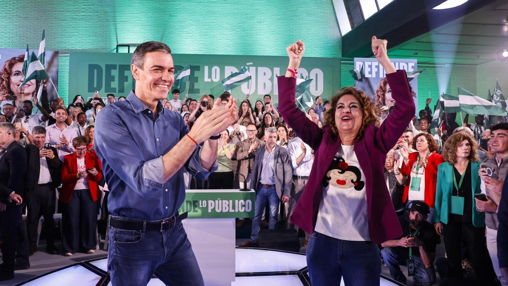 Pedro Sánchez y María Jesús Montero, este domingo durante un acto de precampaña en Córdoba.