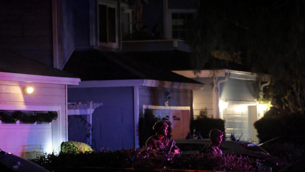 Agentes del FBI en las inmediaciones de la residencia asociada con Cole Tomas Allen, el sospechoso del tiroteo ocurrido durante la cena anual de la Asociación de Corresponsales de la Casa Blanca en Washington, ubicada en Torrance, California, EEUU, el 25 de abril de 2026.