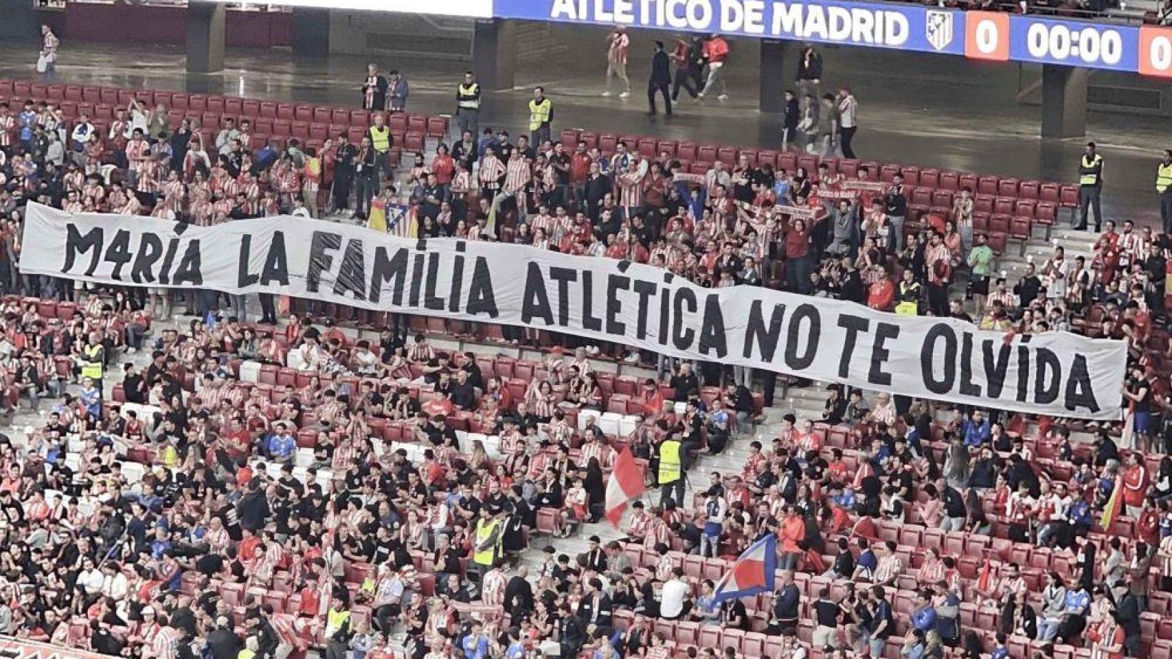 Pancarta en el estadio para recordar a María