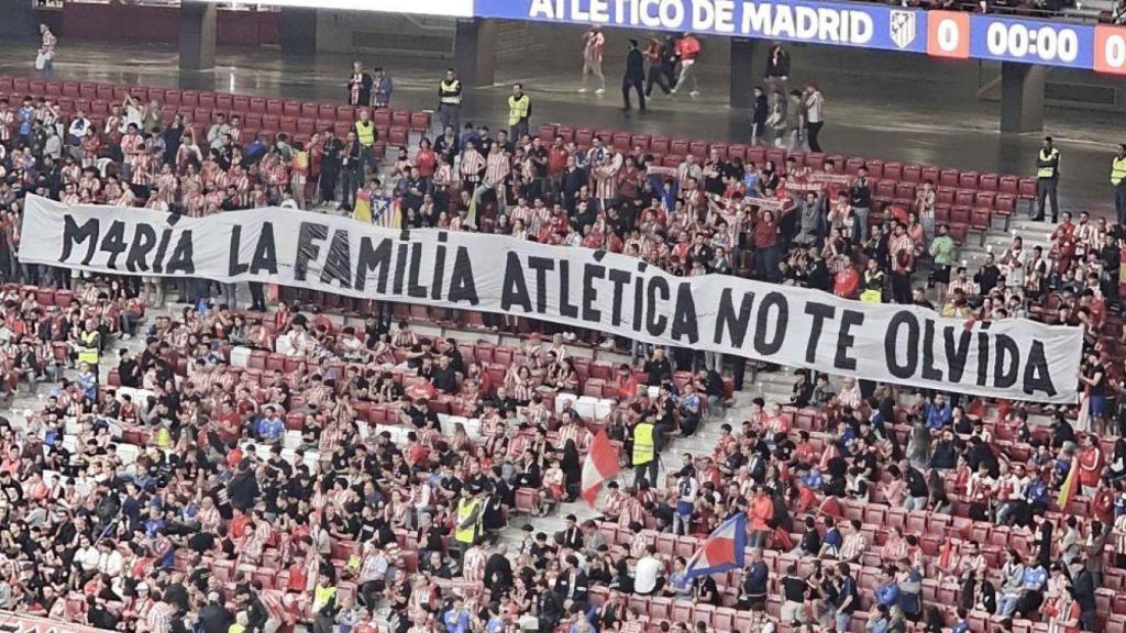 Pancarta en el estadio para recordar a María