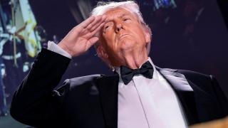 Donald Trump, instantes antes del atentado contra la cena de corresponsales en la Casa Blanca.