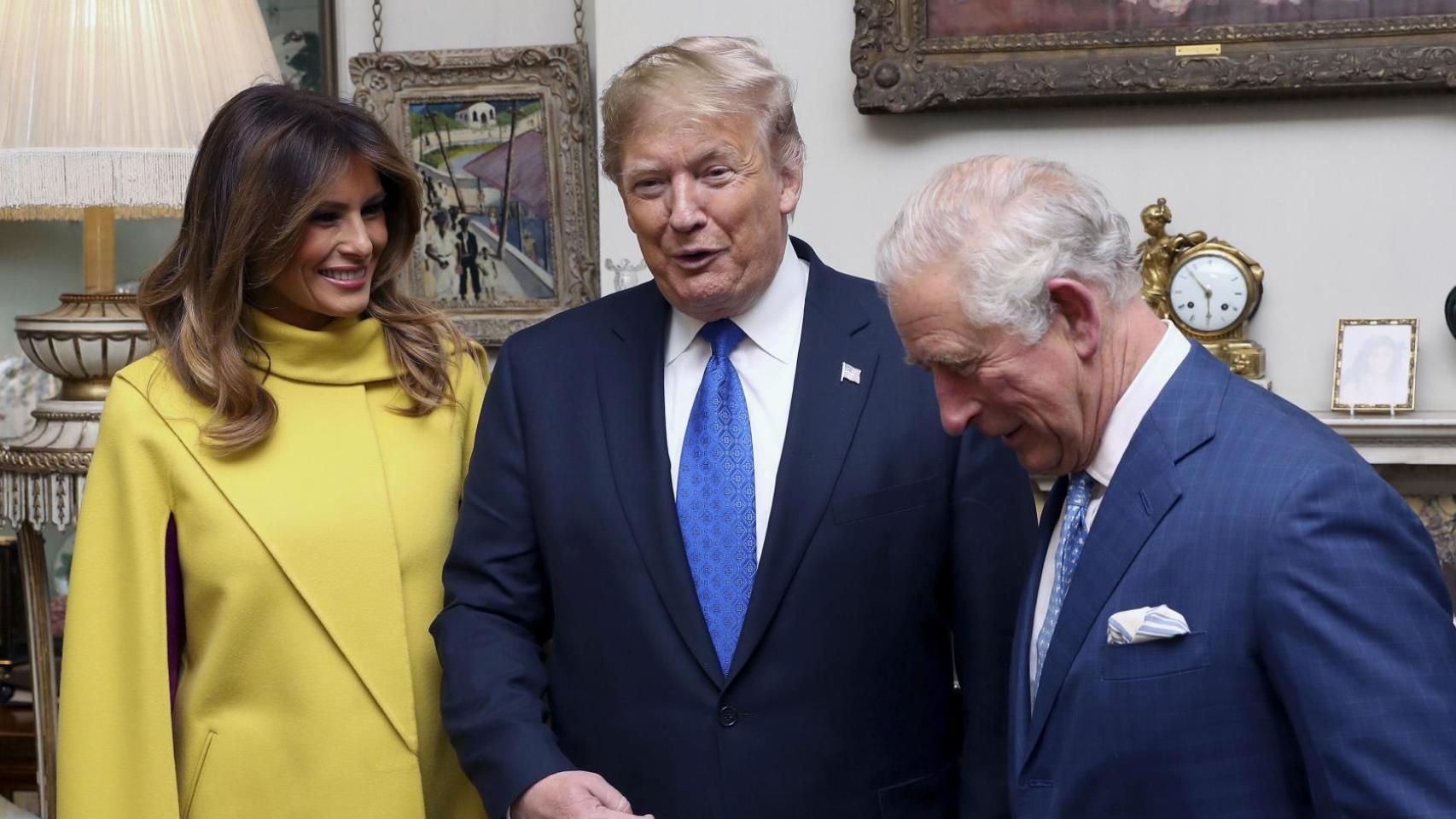 El rey Carlos III, con el matrimonio Trump, en una recepción en Clarence House (Londres) en 2019.