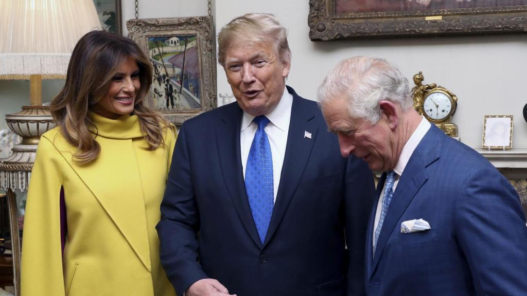El rey Carlos III, con el matrimonio Trump, en una recepción en Clarence House (Londres) en 2019.